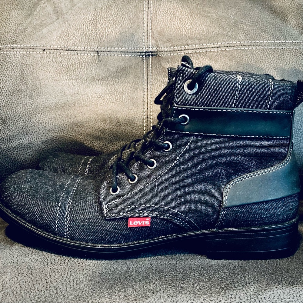 Mens Levi’s stylish boots size 11